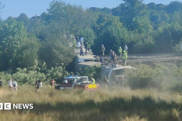 Southern train derails in Lewes in East Sussex