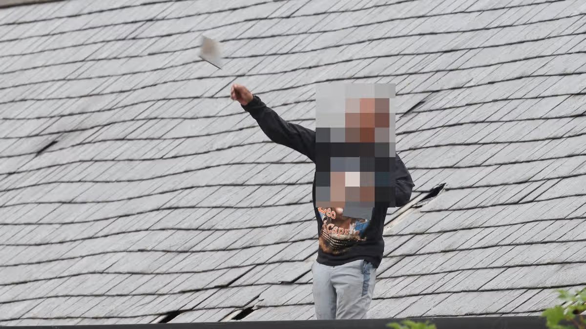 Man wearing Leonardo DiCaprio jumper launches tiles off roof in 40 hour police stand-off