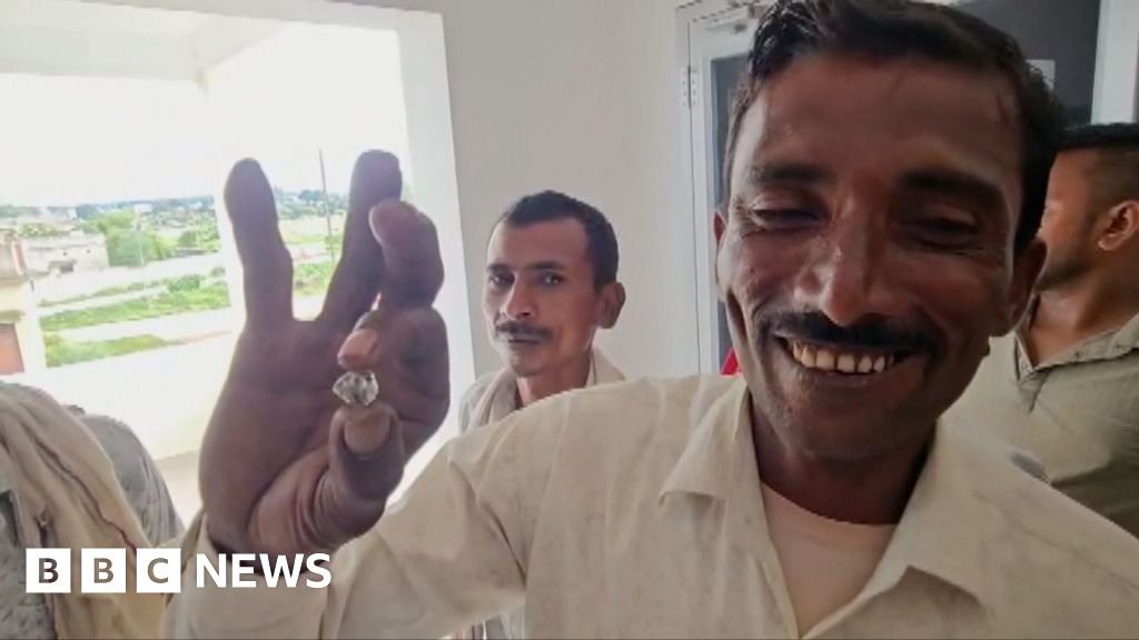 Madhya Pradesh: Happy Indian labourers say '$52,400 diamond' find in Panna to change life