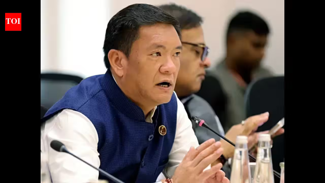 Arunachal CM honours academic contribution of Himalayan University VC at Northeast VCs’ roundtable