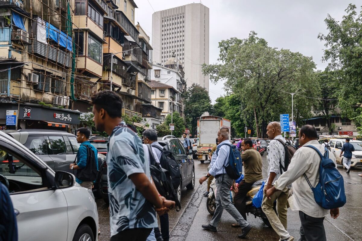 Rupee Swings Fizzle Out as India’s Central Bank Tightens Grip