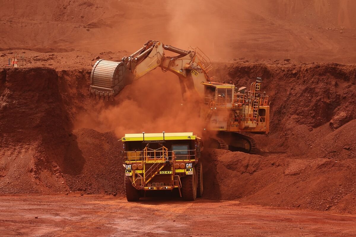 DOJ, CFTC Investigating Iron Ore Trader Radiant World’s Deals