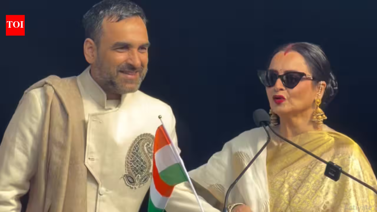 Rekha gives Pankaj Tripathi English lessons on stage at IFFM Melbourne, 'Mirzapur' actor jokes, 'Main Hindi medium ka chatra hu galat bol dunga'