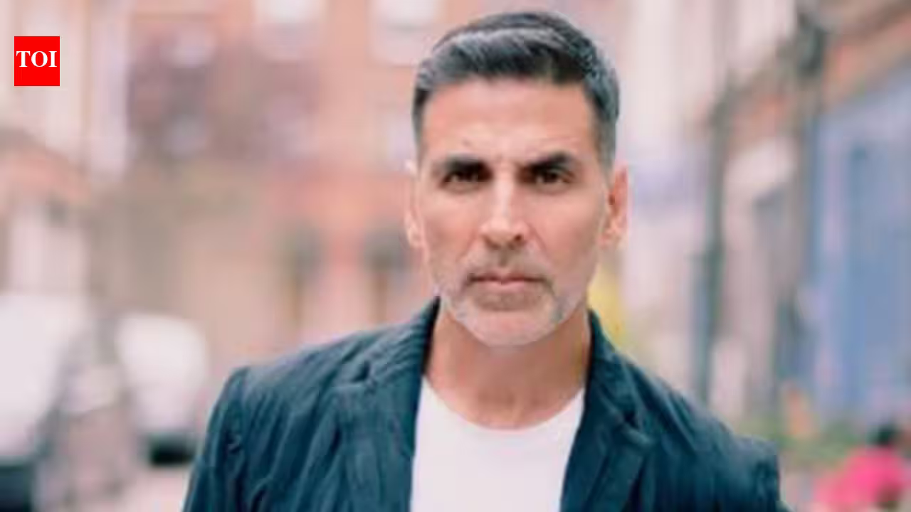 Akshay Kumar removes shoes before holding National Flag during Independence Day 2026 celebration with Tiger Shroff, netizens praise his gesture