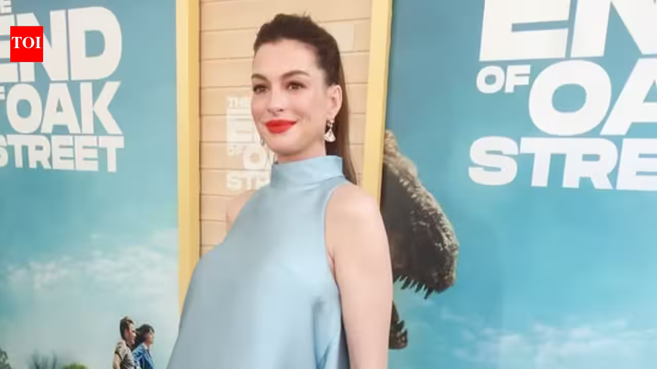 Mom-to-be Anne Hathaway breaks down in tears on stage: ‘I’m one of the most insanely lucky people in the world'