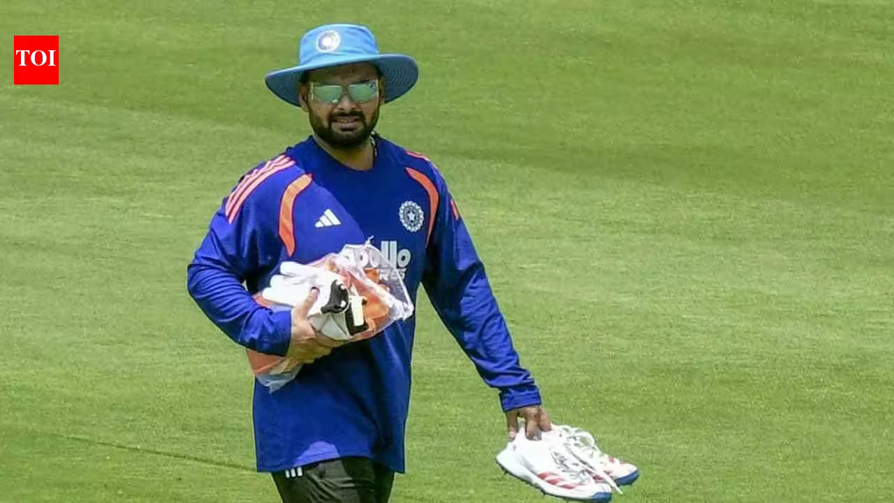 'Sab talvaar chalayenge': Rishabh Pant's hilarious Ravindra Jadeja banter with Sarfaraz Khan caught on stump mic - WATCH | Cricket News