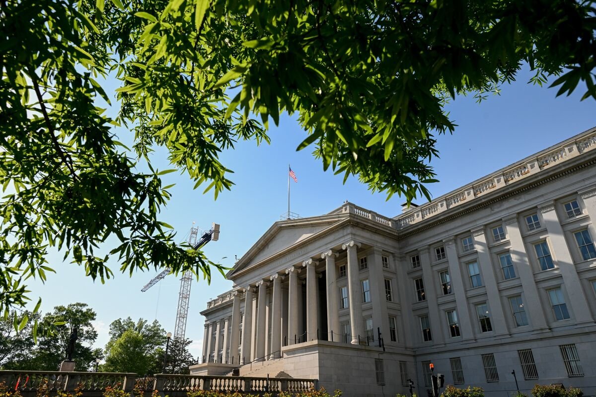 US Public Debt Hits $40 Trillion, Raising ‘Doom Loop’ Risk