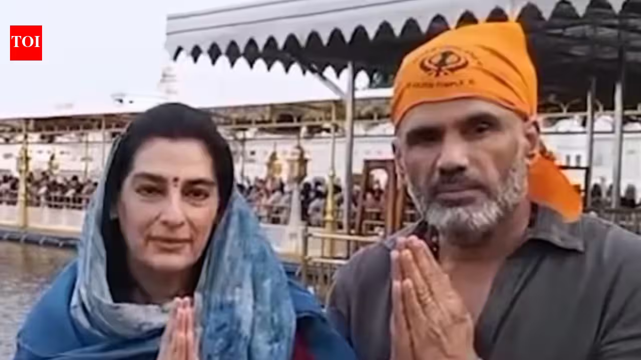 Suniel Shetty and wife Mana seek blessings at Golden Temple in Amritsar; actor buys aam papad for her at local shop | Hindi Movie News