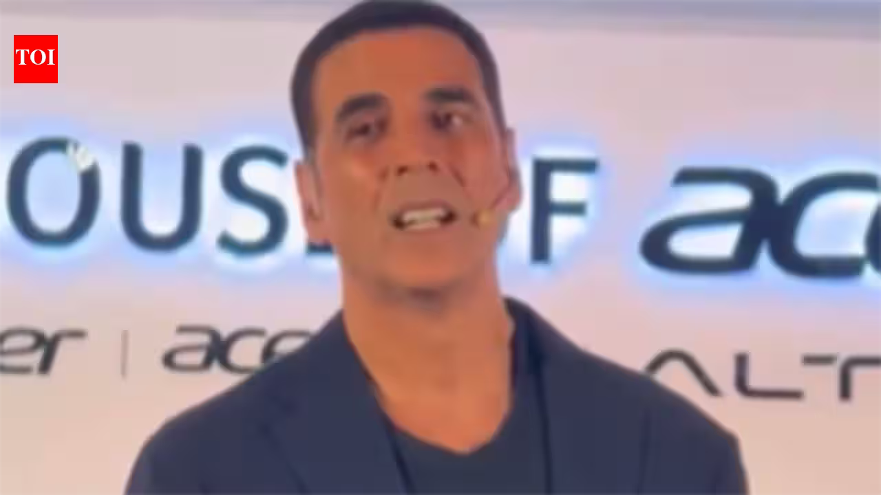 Akshay Kumar’s hilarious reaction to journalist’s pan masala ad question goes viral, actor laughs after ‘Sab kesar bech rahe hain’ remark | Hindi Movie News