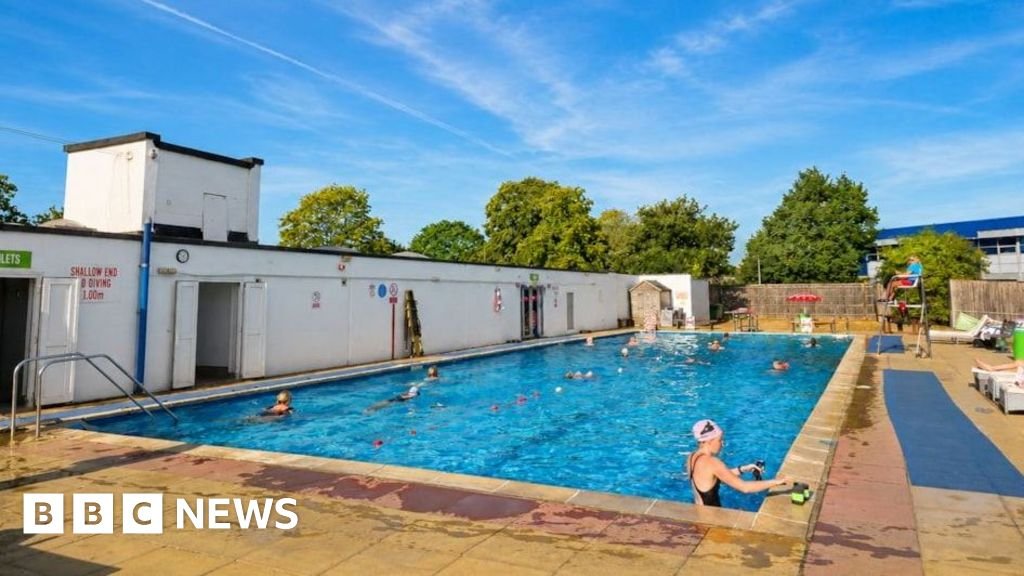 Woodstock Open Air Pool extends season after 'summer of sunshine'