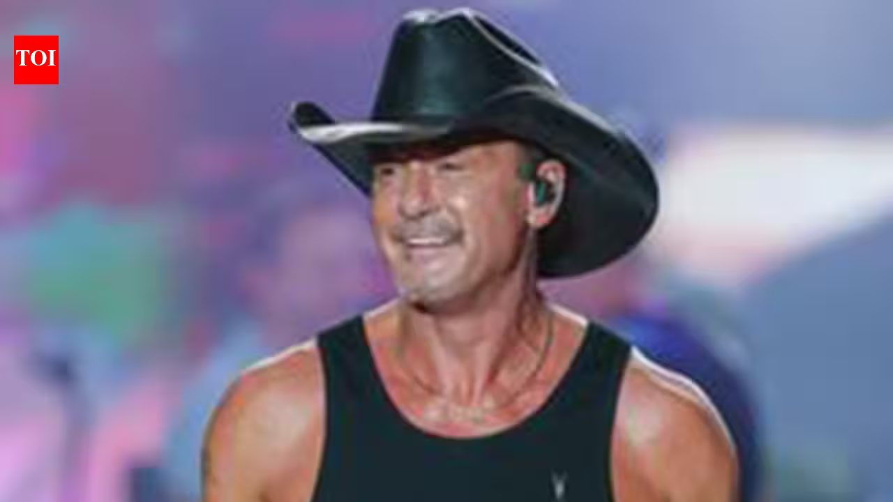 Tim McGraw falls from platform while performing in Cincinnati, laughs off incident and tells fans 'there’s hole there' |