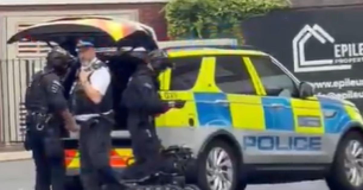 Golders Green Road - Suspicious items shuts road and bus routes