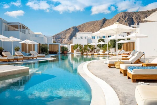 TUI confirms EBIT outlook following the third quarter – booking momentum picks up – integrated business model with own hotels and ships proves its resilience in a volatile environment | TUI Group