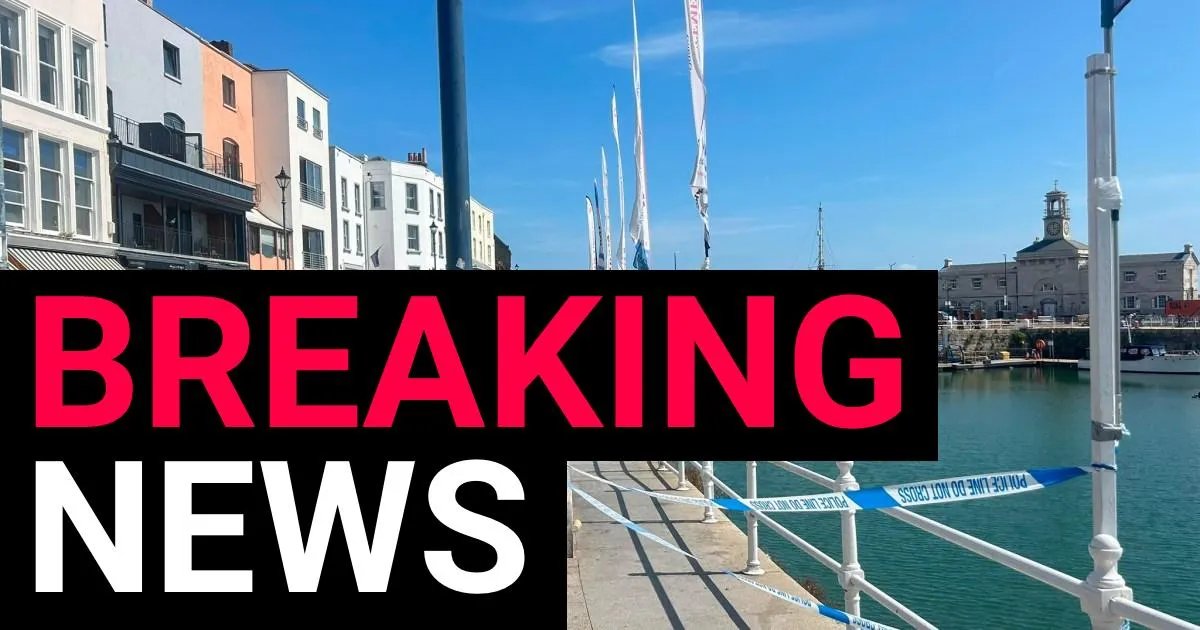 Man 'in taxi' killed in double stabbing in seaside town | News UK