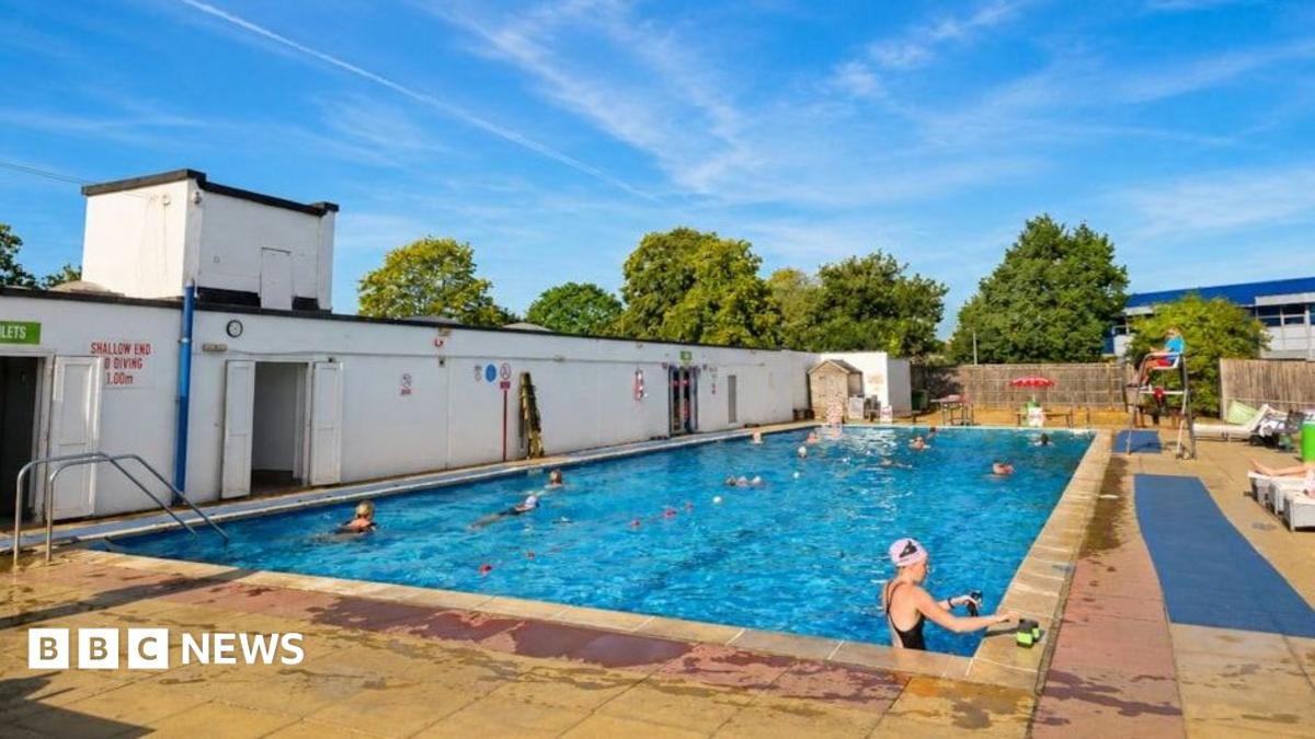 Woodstock Open Air Pool extends season after 'summer of sunshine'