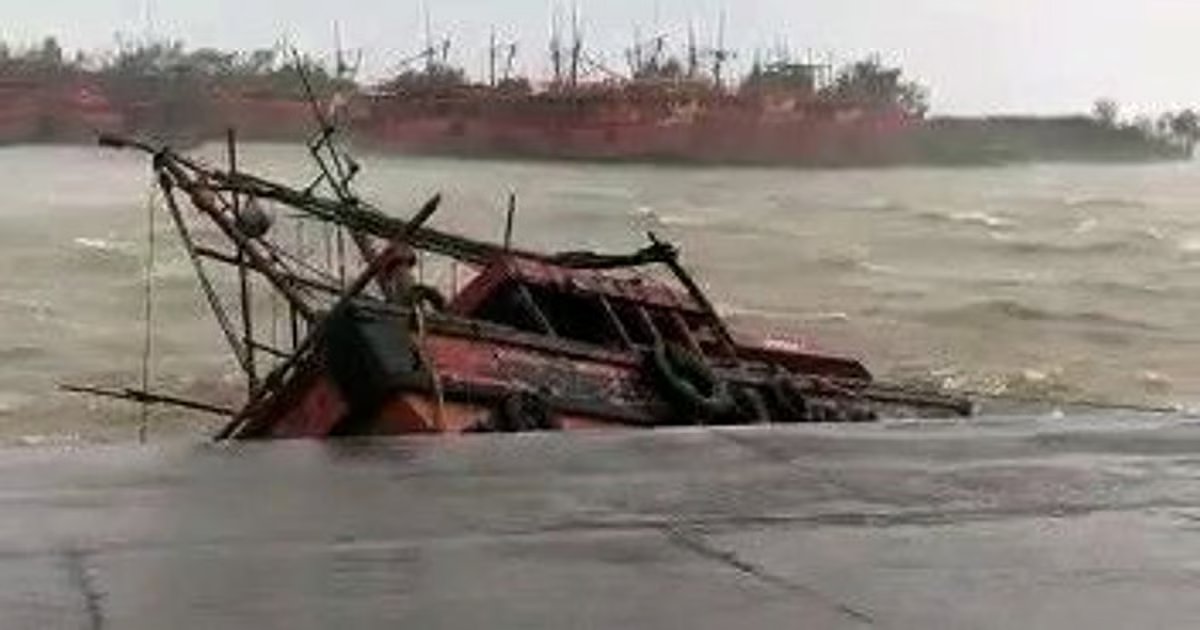 Two rescued after bulk carrier sinks off India