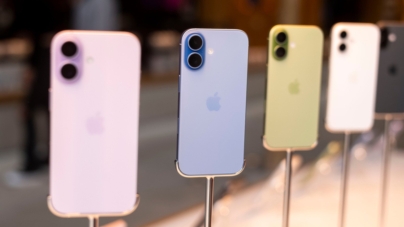 4 Reasons To Skip The iPhone 18 (And Why You Should Upgrade To iPhone 17 Now)