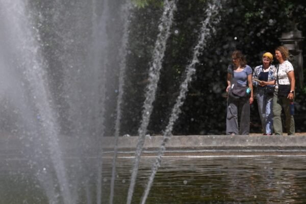 News Wrap: Record-breaking heat wave grips Europe
