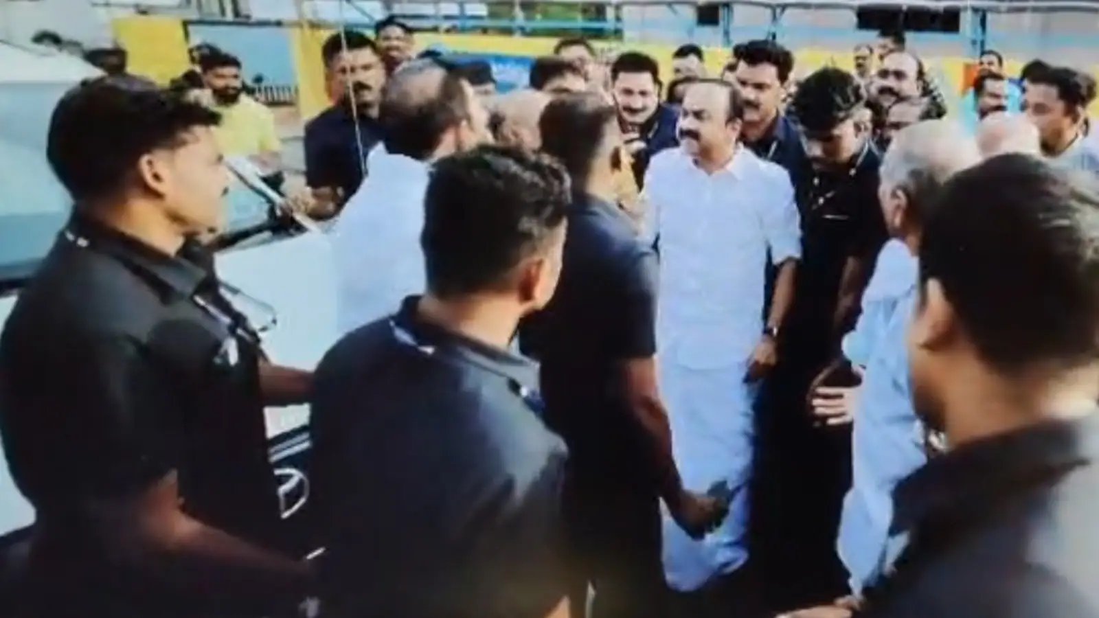 Congress Leader Anil Kumar, Chenthi Ani Blocks Kerala Chief Minister VD Satheesan's Convoy, Argues With Him