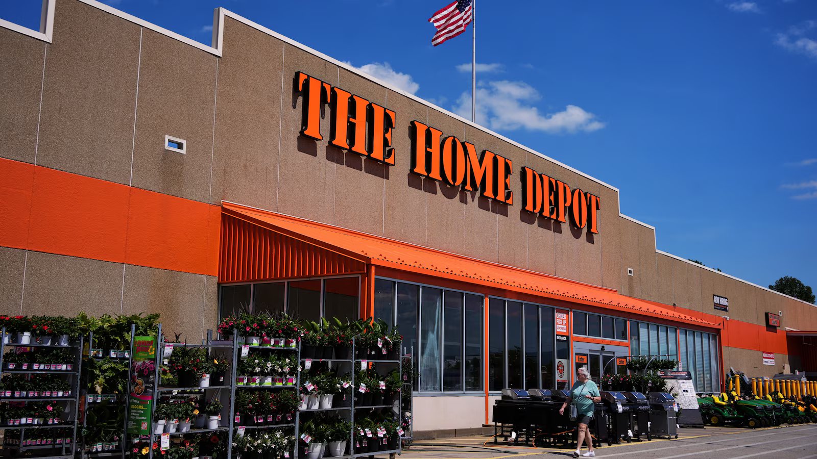 Home Depot sales lifted by customers focusing on smaller projects