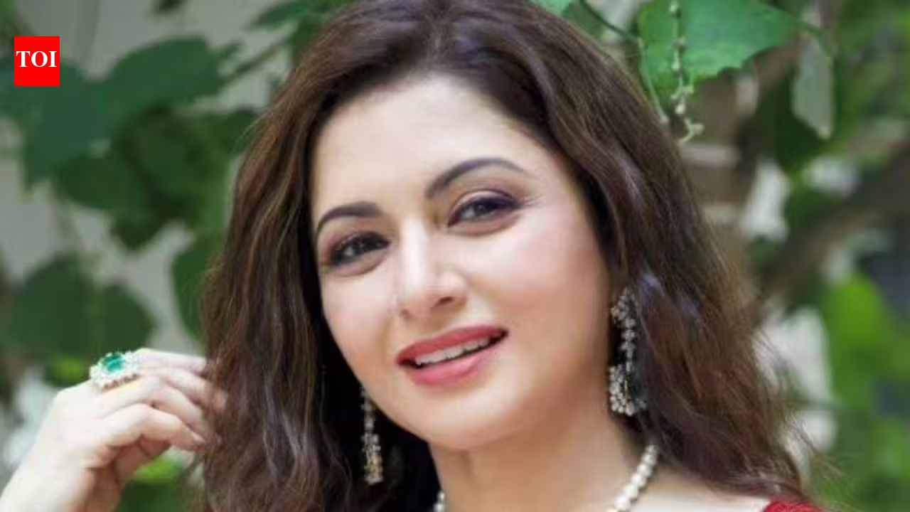 'Both of my deliveries were by caesarean': Bhagyashree on motherhood and fitness; says ‘the weight will increase’ is not true | Hindi Movie News