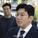 [Breaking News] Police transfer HYBE Chairman Bang Si-hyeok to Prosecution Service on suspicion of fraudulent market manipulation without detention