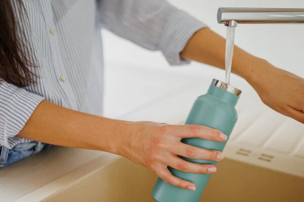 How to Clean a Reusable Water Bottle