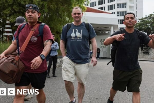 USS Abraham Lincoln: US sailors unwind in Thailand by shopping and bar-hopping