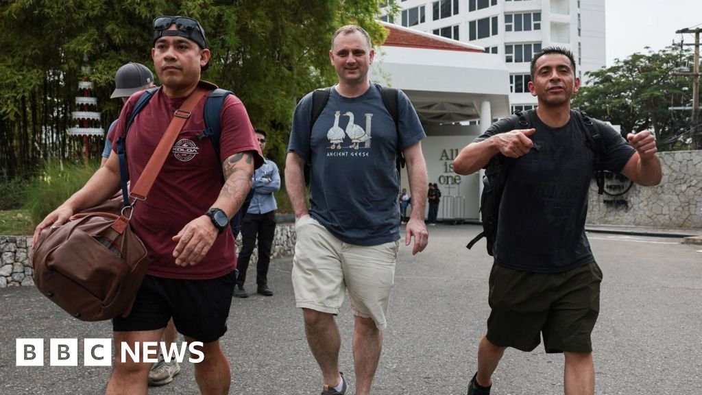 USS Abraham Lincoln: US sailors unwind in Thailand by shopping and bar-hopping