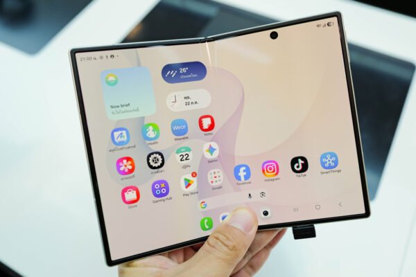 Apple’s Foldable Gamble: How a Twin-Screen iPhone Could Supercharge Samsung’s Z Fold 8 Strategy