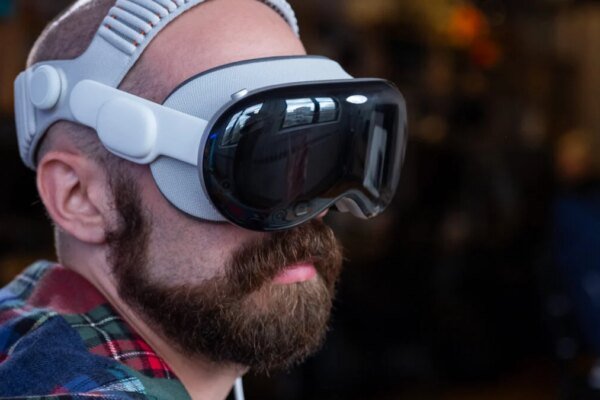 Apple’s Vision Pro: Is the Tech Giant’s ‘Next Big Thing’ Facing a Slow Fade?