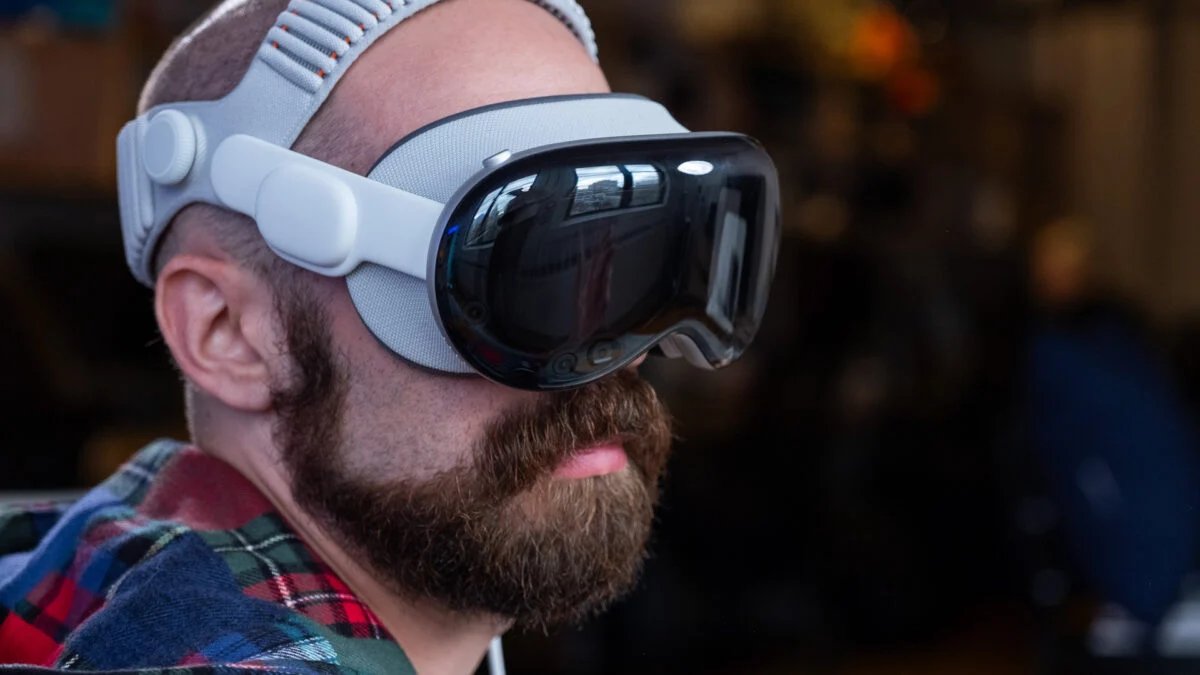 Apple’s Vision Pro: Is the Tech Giant’s ‘Next Big Thing’ Facing a Slow Fade?