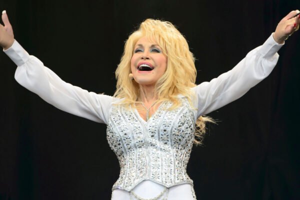 Blood Ties and Broken Bonds: Dolly Parton’s Kin Accused of Terrorizing the Country Icon’s Legacy