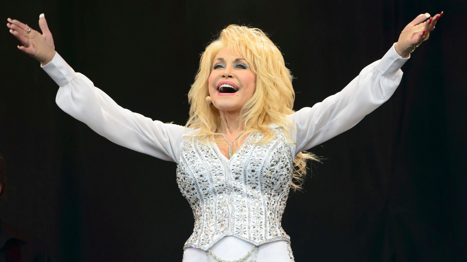 Blood Ties and Broken Bonds: Dolly Parton’s Kin Accused of Terrorizing the Country Icon’s Legacy