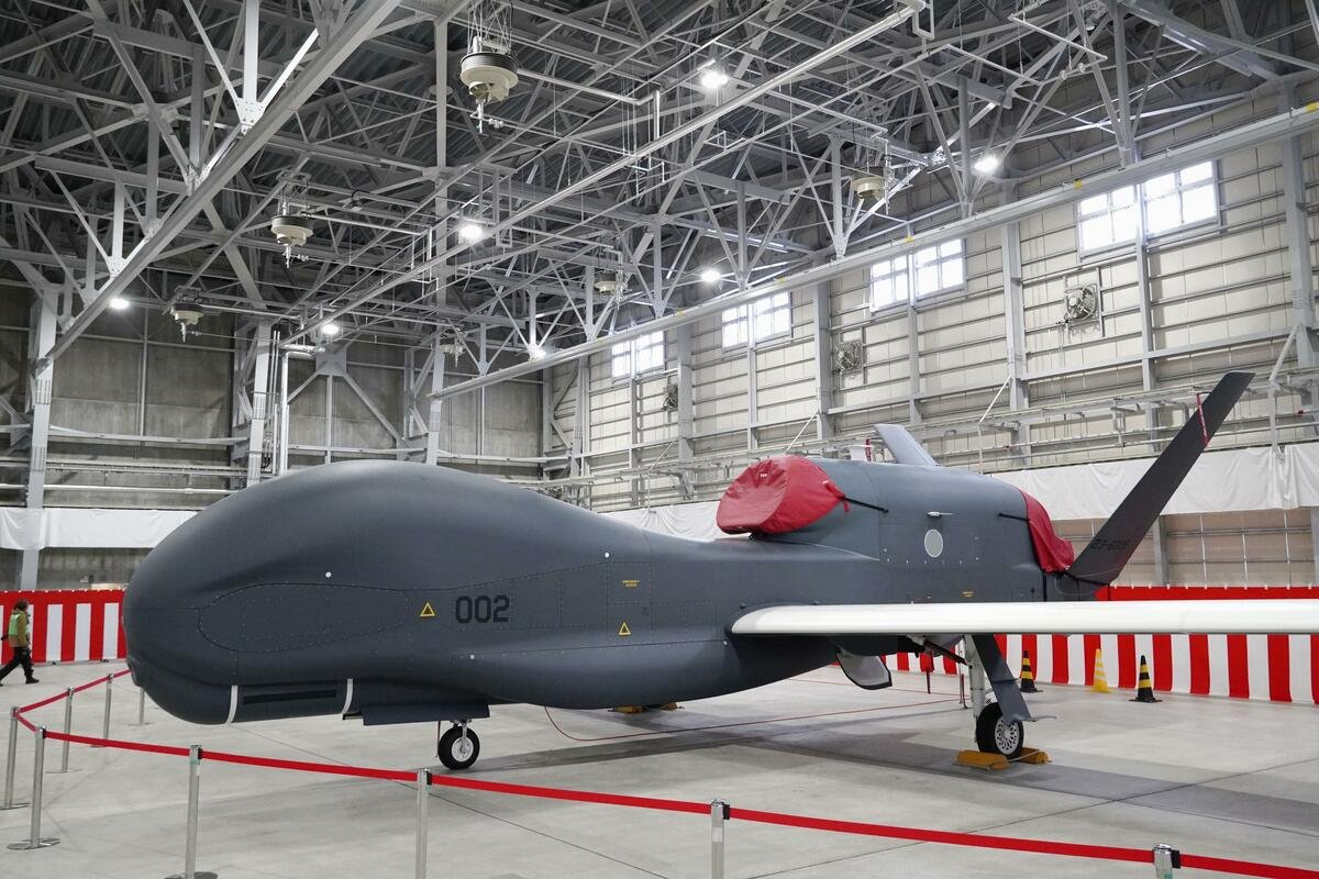 Deep-Sea Salvage: SDF Recovers Fragment of Crashed Global Hawk off Japanese Coast