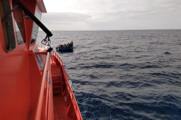 Island Arrival: Twenty Stranded as Dinghy Makes Emergency Beach Landing in Lanzarote