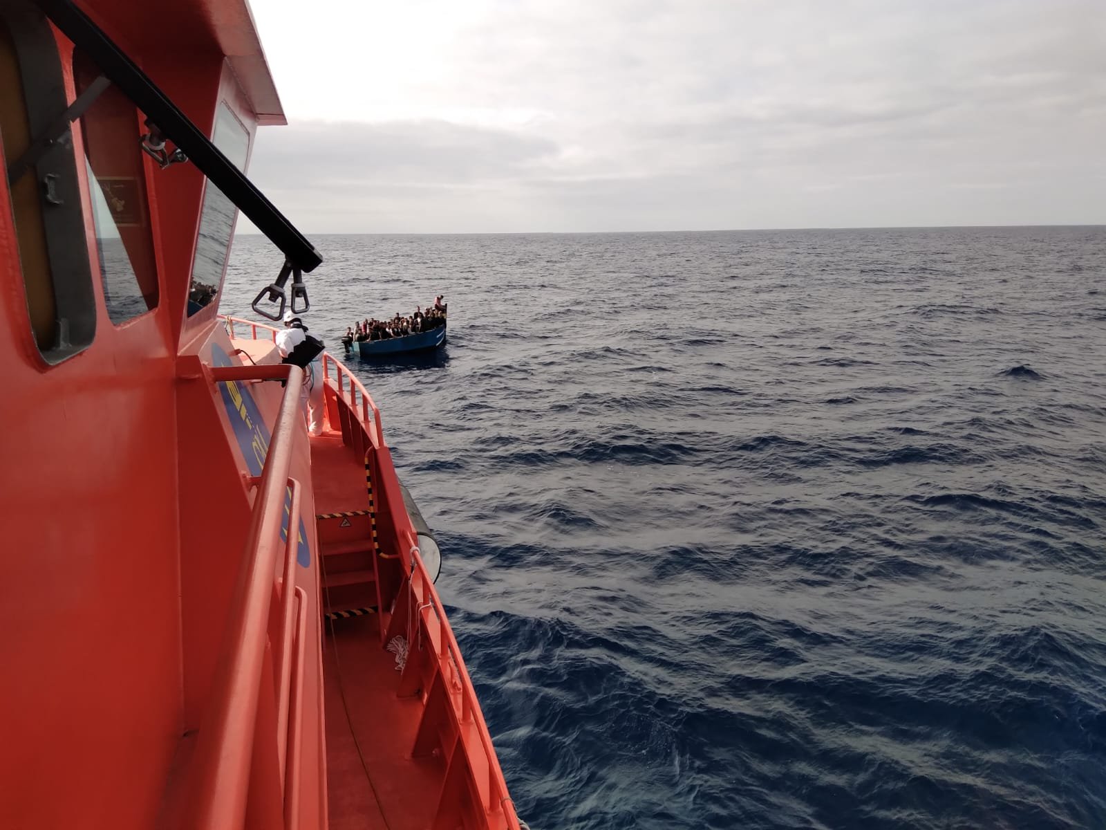 Island Arrival: Twenty Stranded as Dinghy Makes Emergency Beach Landing in Lanzarote