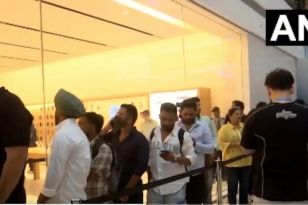 Midnight Mayhem: Thousands Brave Overnight Queues as iPhone 18 Pro Hits Indian Shelves