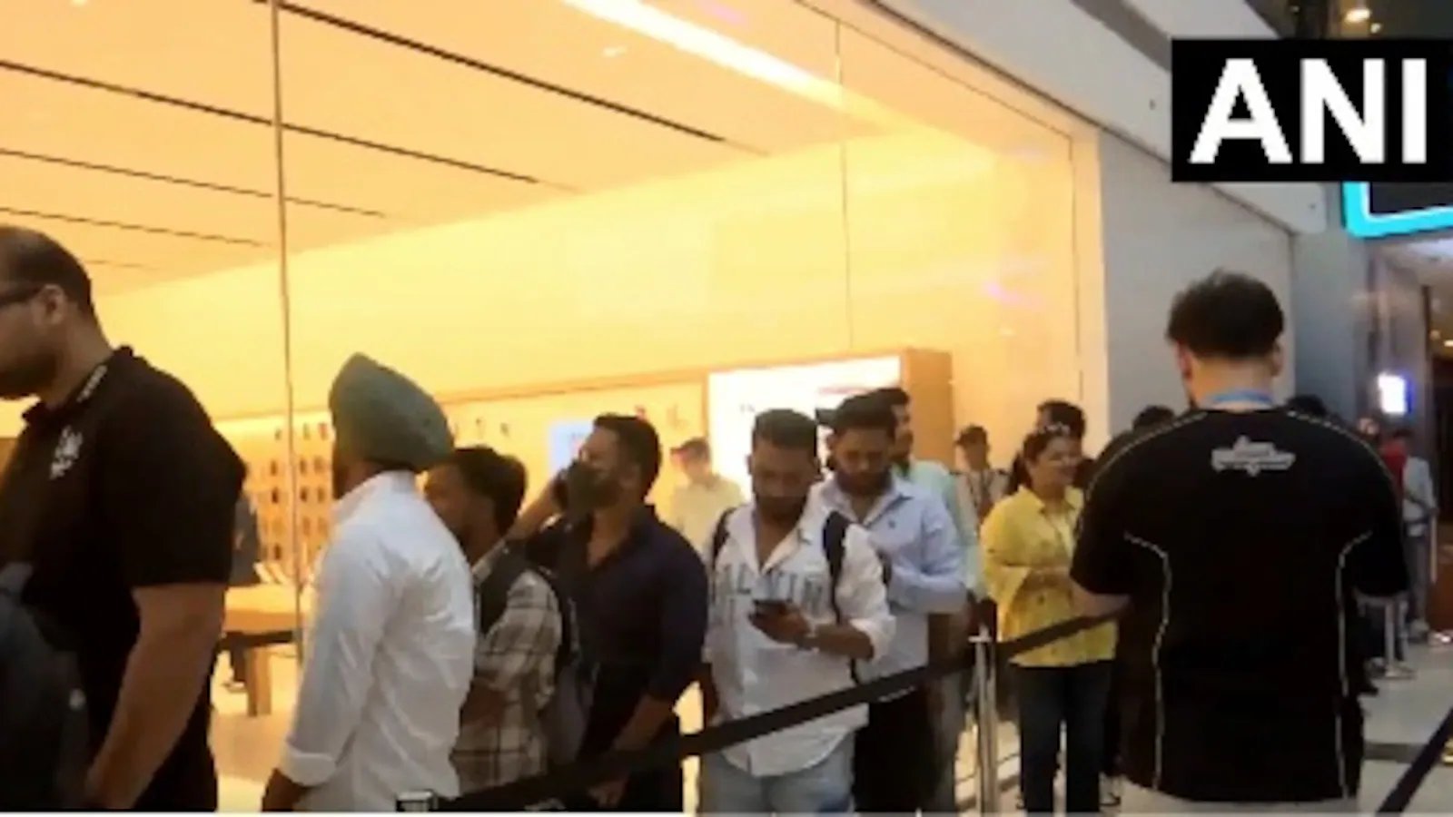 Midnight Mayhem: Thousands Brave Overnight Queues as iPhone 18 Pro Hits Indian Shelves