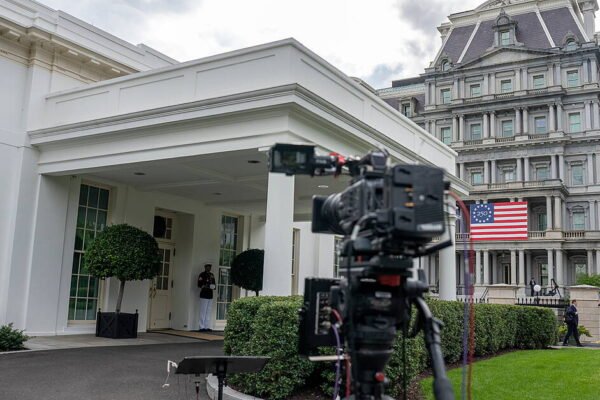 Press at the Gate: White House Denies Entry to Reporters in Sharp Escalation