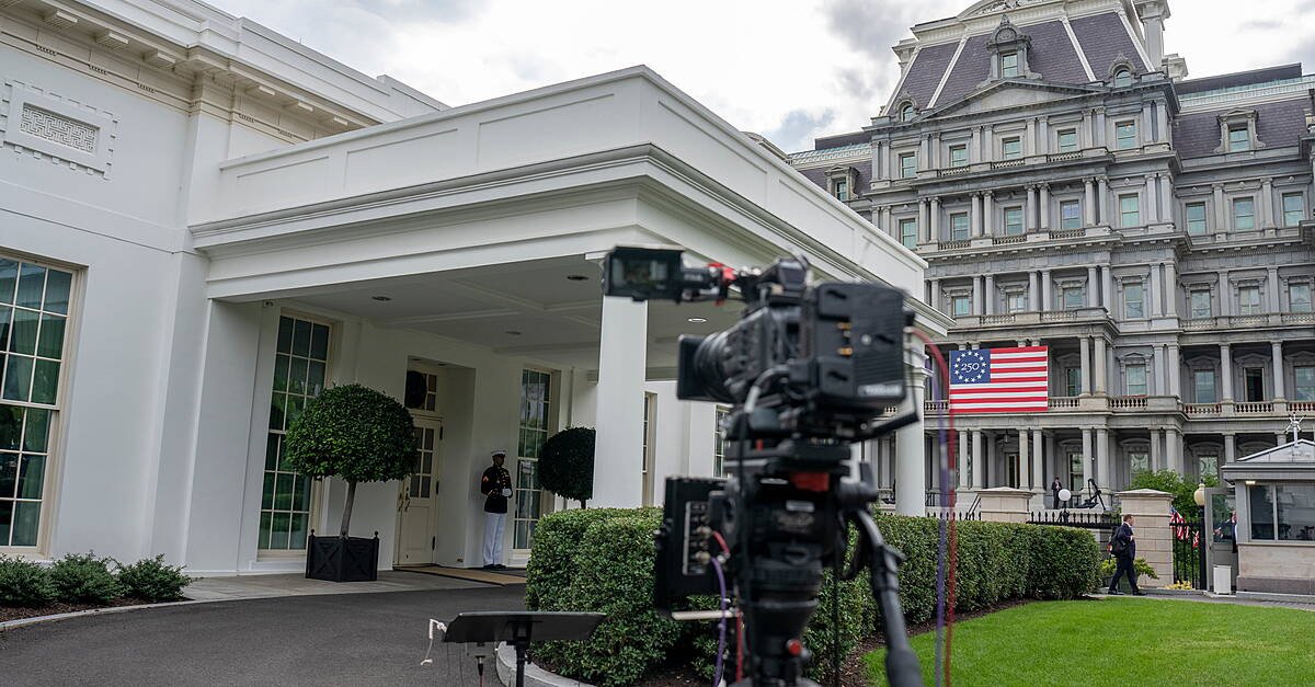 Press at the Gate: White House Denies Entry to Reporters in Sharp Escalation
