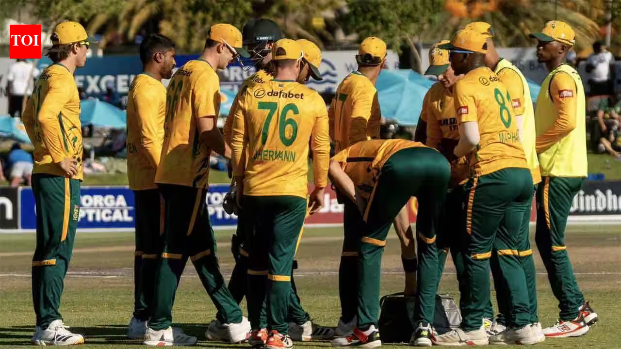 Proteas Off to a Measured Start in Early Powerplay Exchange