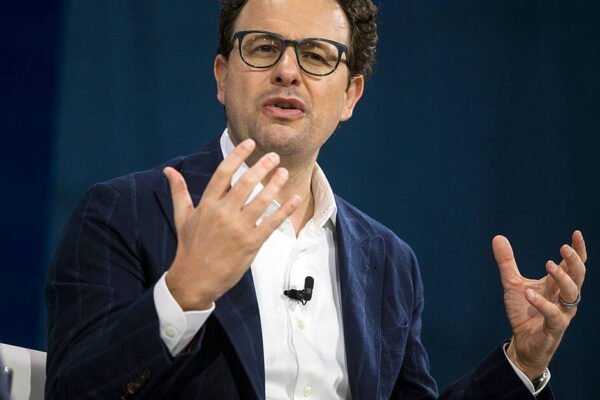 Silicon Valley’s Titans Sound Alarm: Tech Giants Demand Halt to ‘Reckless’ AI Race