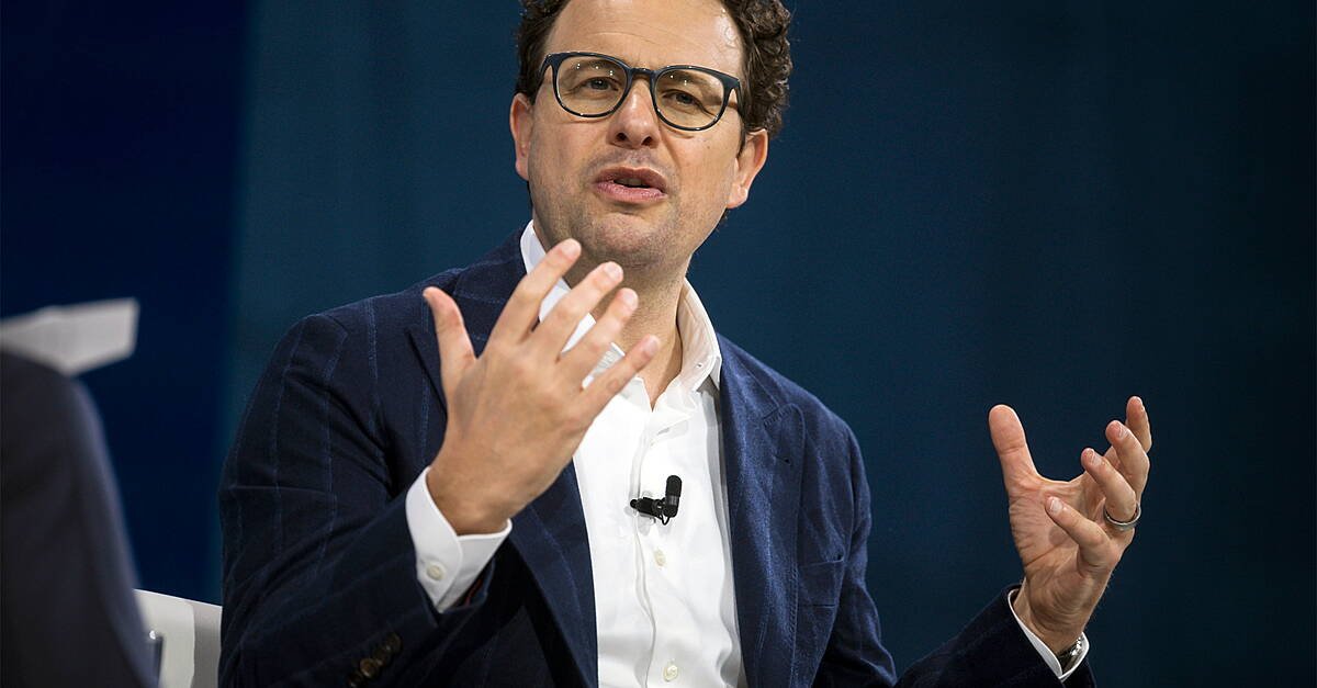 Silicon Valley’s Titans Sound Alarm: Tech Giants Demand Halt to ‘Reckless’ AI Race
