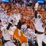 Simmons’ Five-Sack Masterclass Propels Top-Ranked Texas Past Tennessee in Trump-Attended Thriller