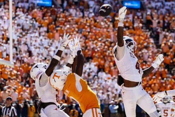 Simmons’ Five-Sack Masterclass Propels Top-Ranked Texas Past Tennessee in Trump-Attended Thriller