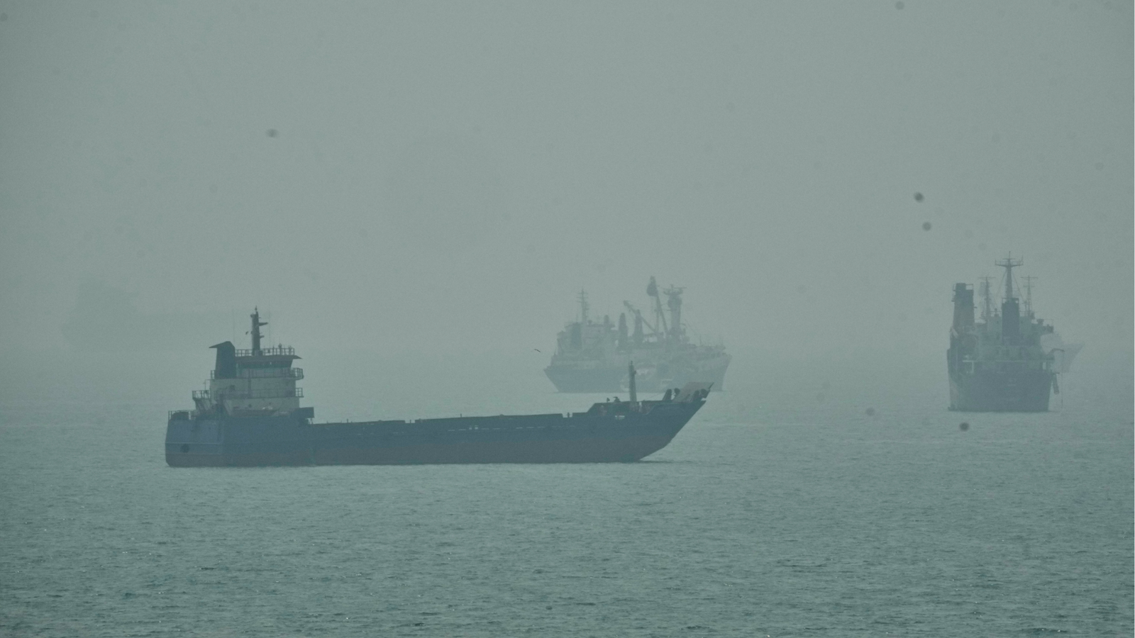 Targeting the Lifeline: U.S. Retaliates as Iranian Missiles Shadow Navy Destroyer