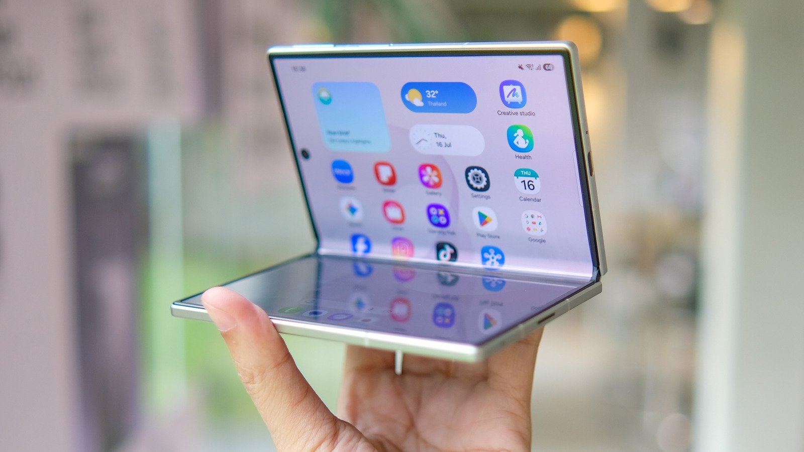 The Foldable Frontier: Why Cutting-Edge Tech Comes With a Crease