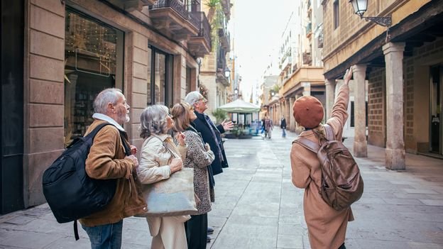 The Zero-Dollar Dilemma: What Your Free Walking Tour Guide Is Actually Worth