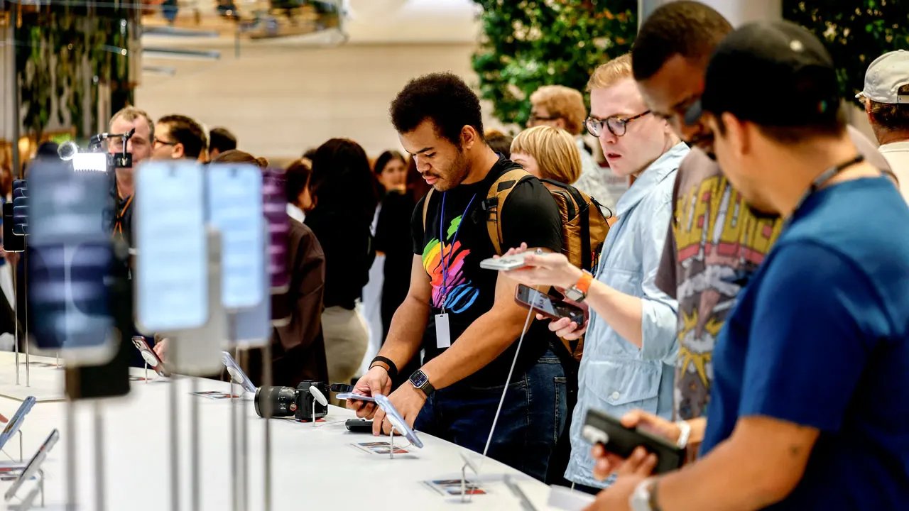 The iQueue Returns: Global Frenzy Greets the iPhone 18 Launch